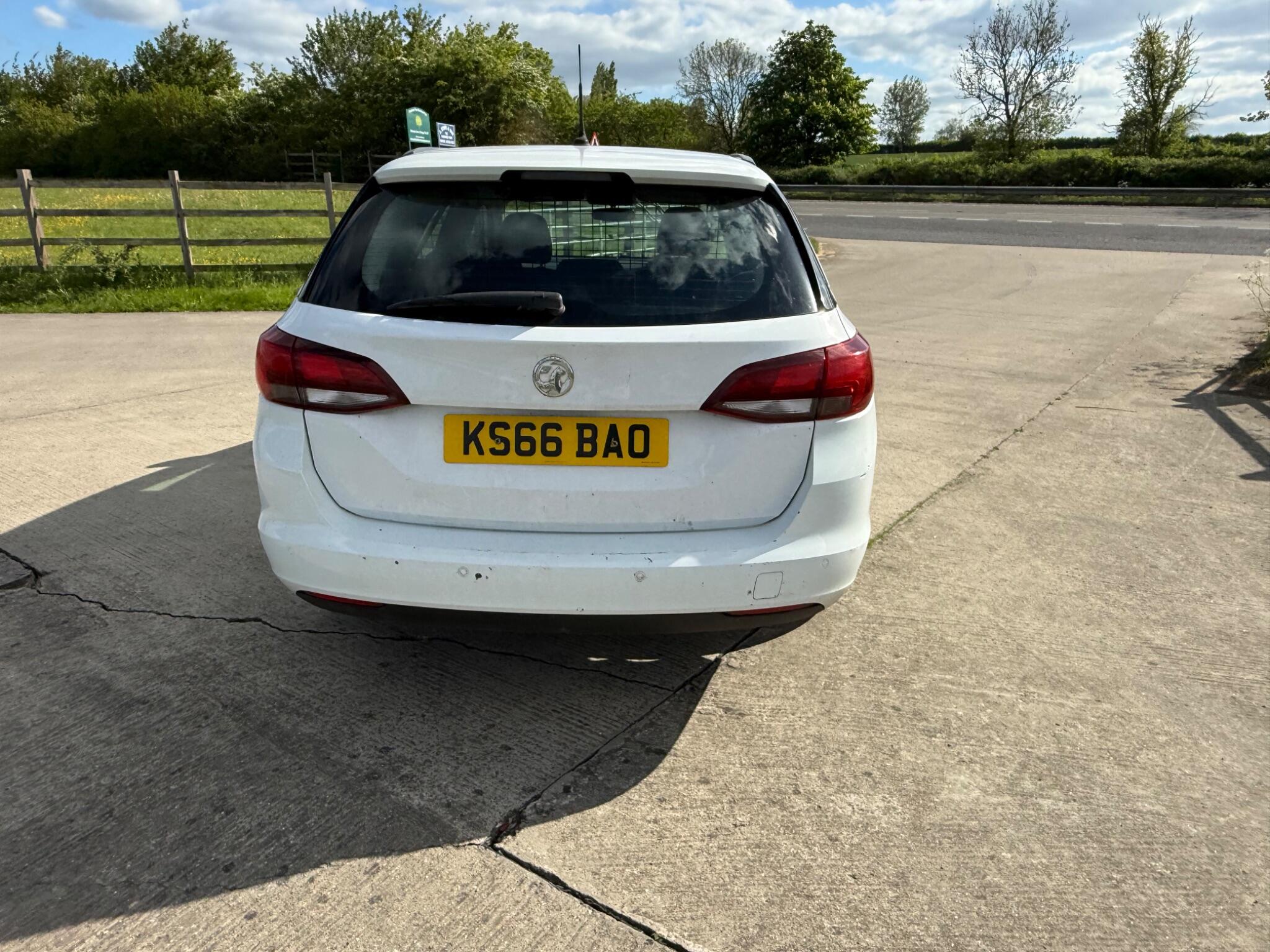Vauxhall Astra 1.6 CDTi Tech Line Sports Tourer Euro 6 (s/s) 5dr — photo 75 of 104